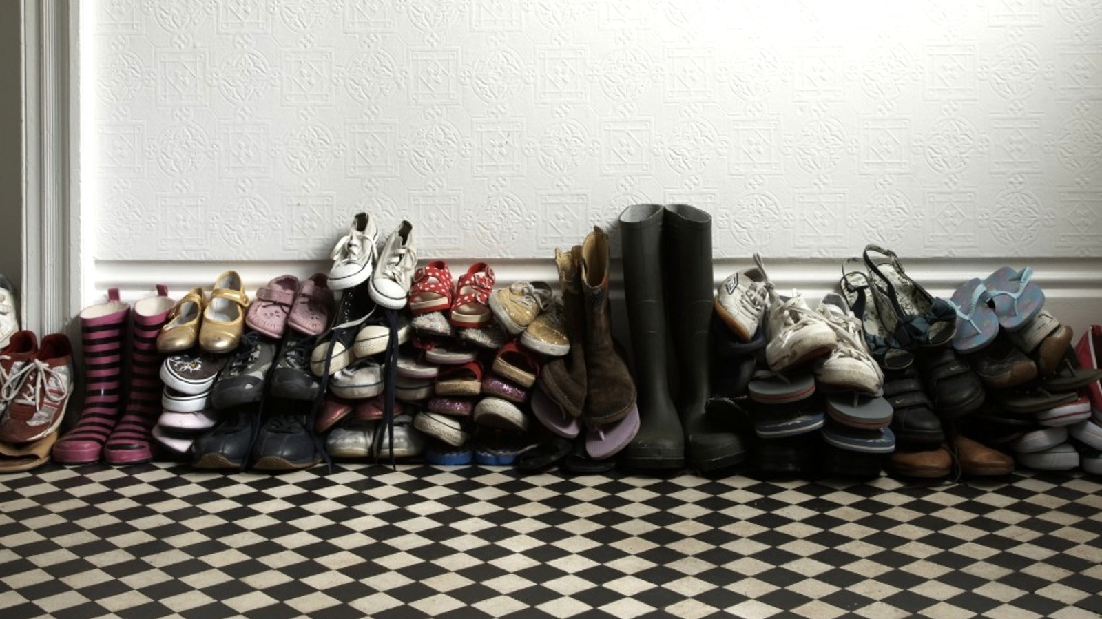 Organize Your Entryway: Rustic Shoe Racks for a Tidy & Cozy Home